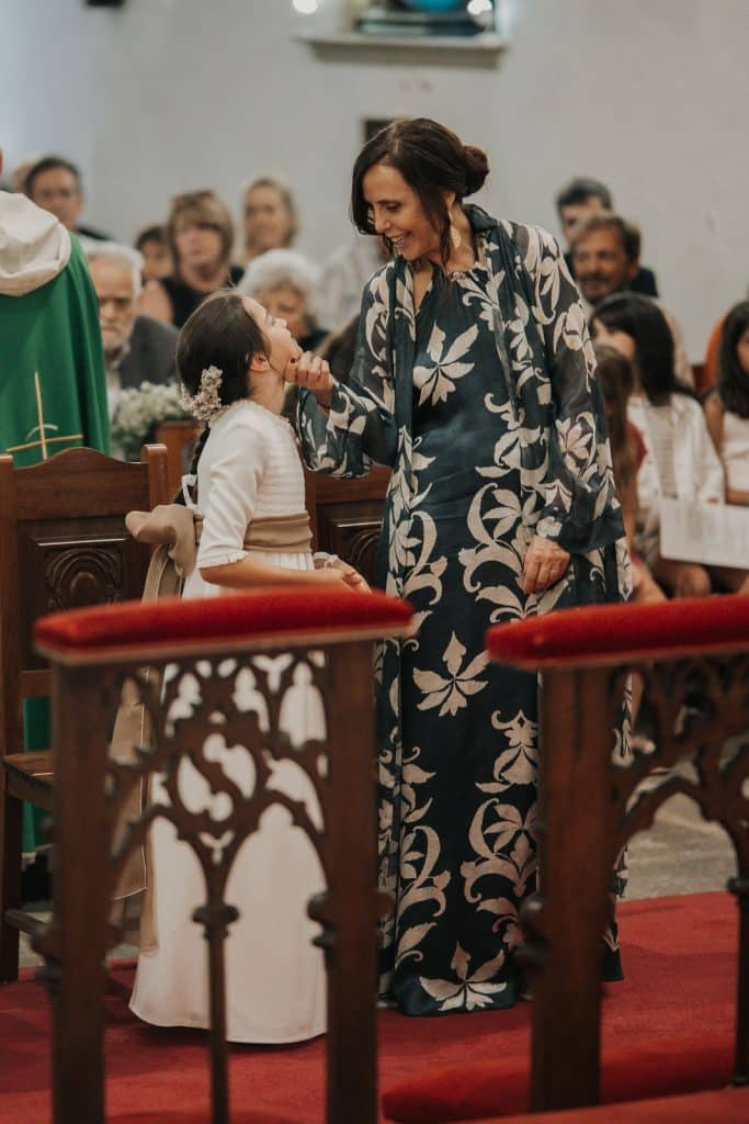 Niña de comunión en la iglesia Orden III en Coruña.