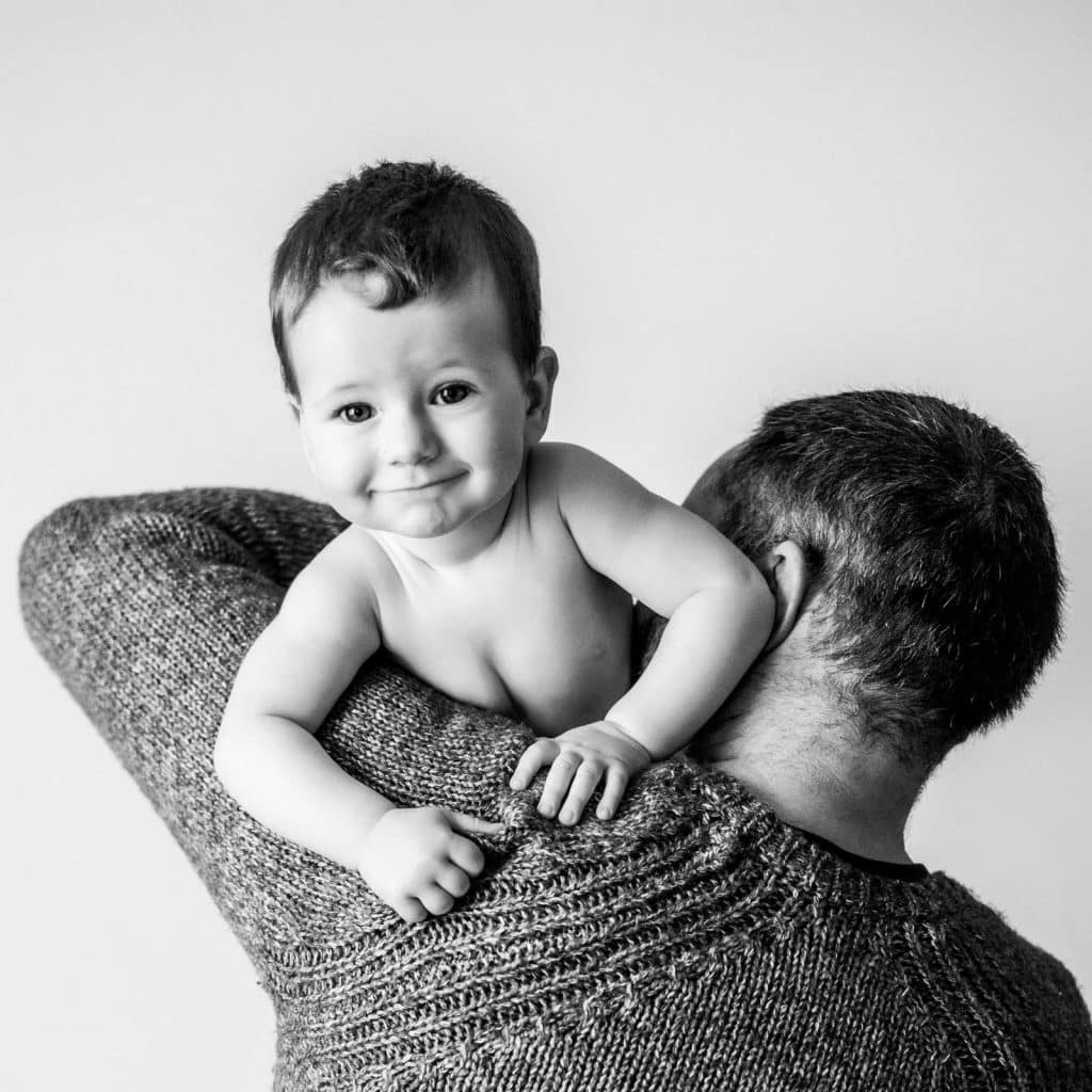 Niño con su padre en estudio.