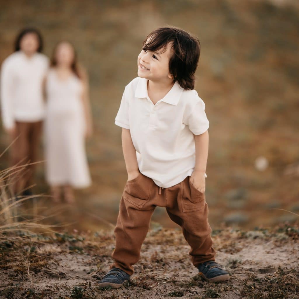 Fotografía infantil de niño jugando en exteriores en Arteixo.