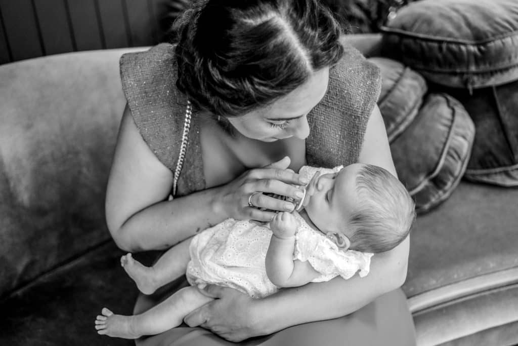 Fotografía de mamá con bebé en su bautizo.