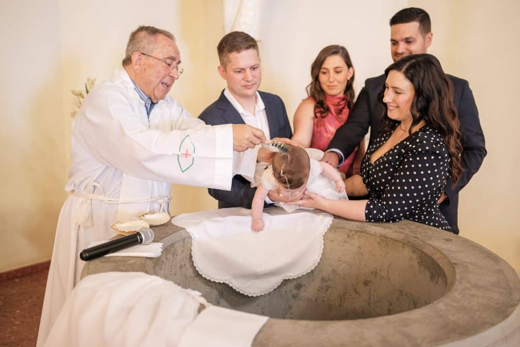 Momento de la ceremonia del agua en un bautizo.