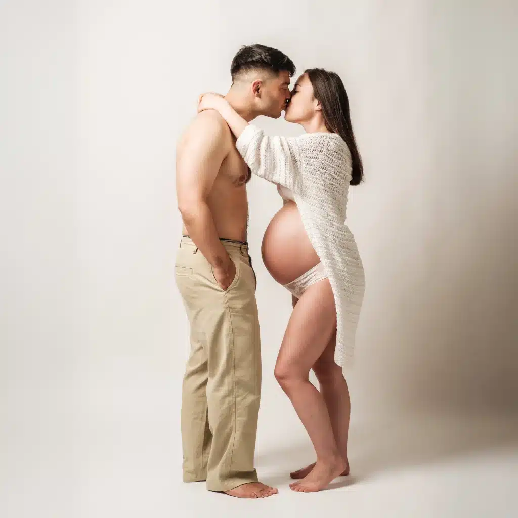 Fotografia de chica embarazada con su pareja en estudio con iluminación profesional.
