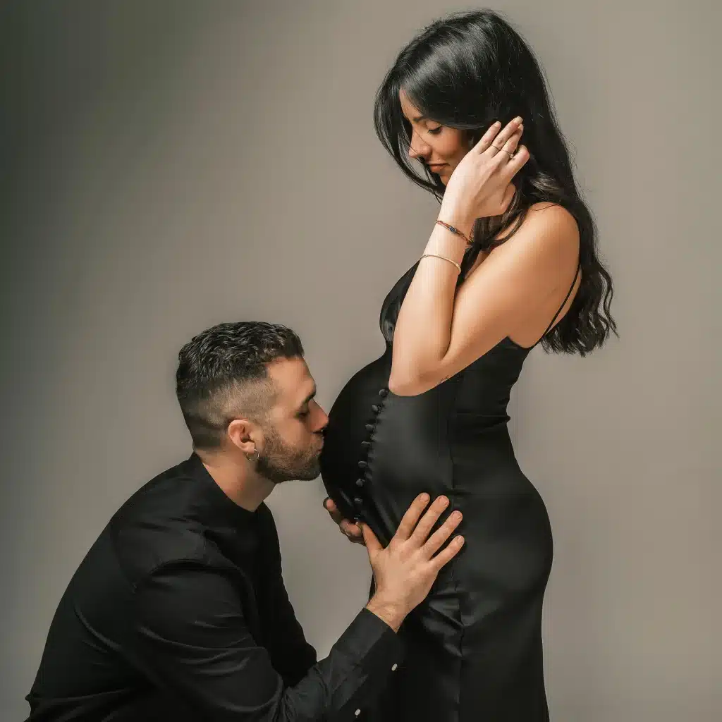 Chica embarazada con su pareja en estudio.