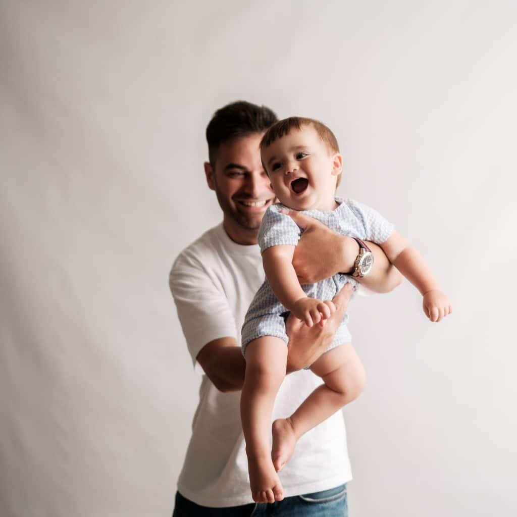 Papá con su hijo en estudio fotográfico.
