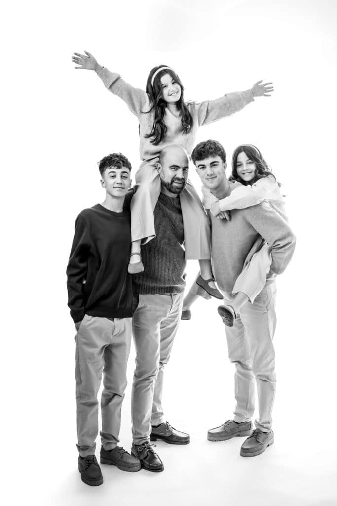 Padre disfrutando con sus cuatro hijos en nuestro estudio en Arteixo.