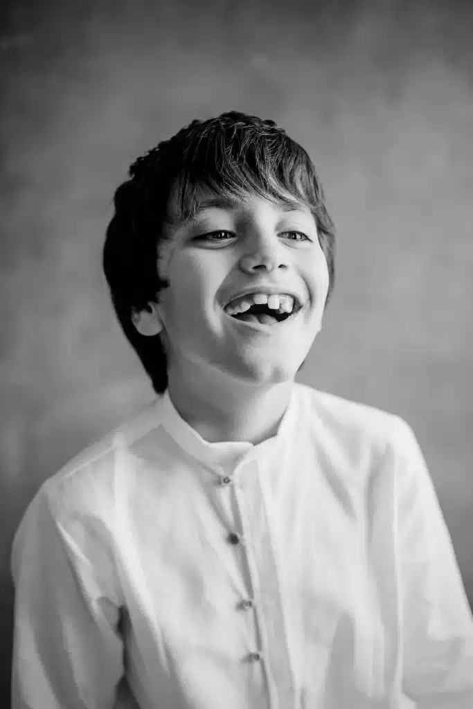 Niño de comunión sonriendo