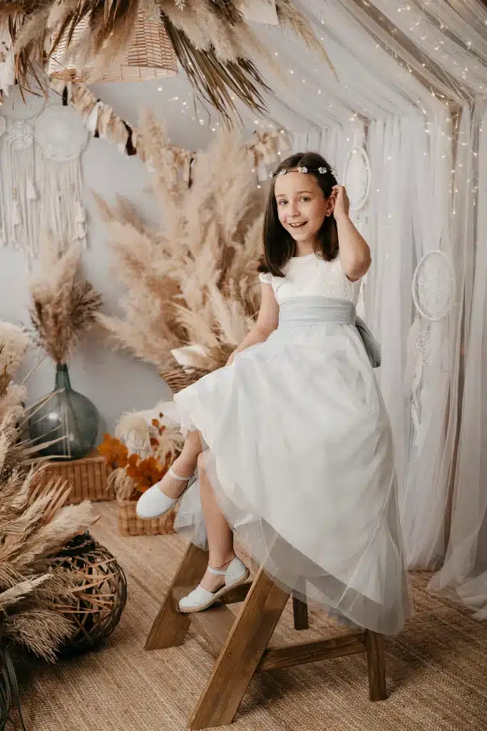 Niña de comunión en decorado boho en Arteixo
