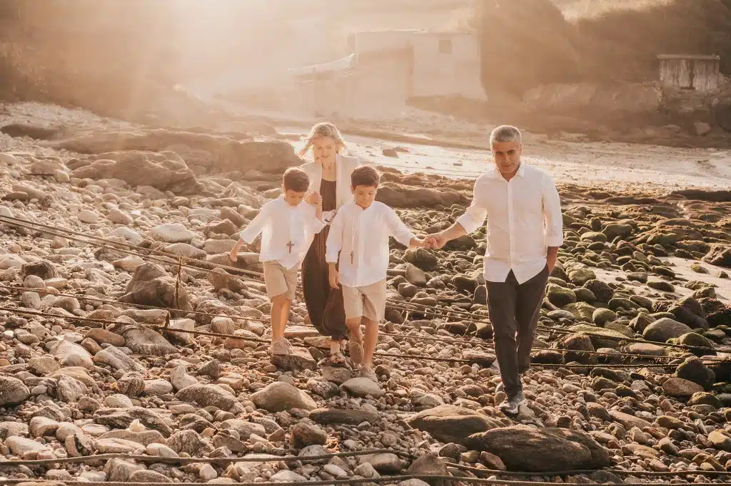 Padres e hijos de comunión en la playa.