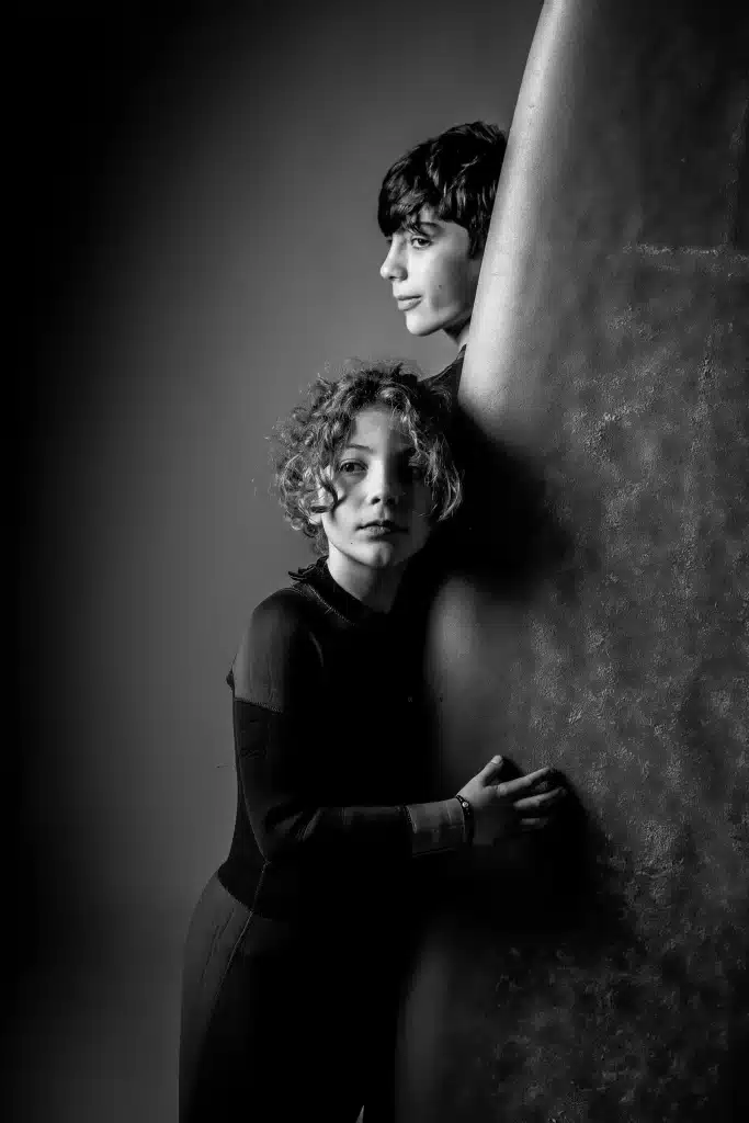 Hermanos preadolescentes en sesión de estudio.