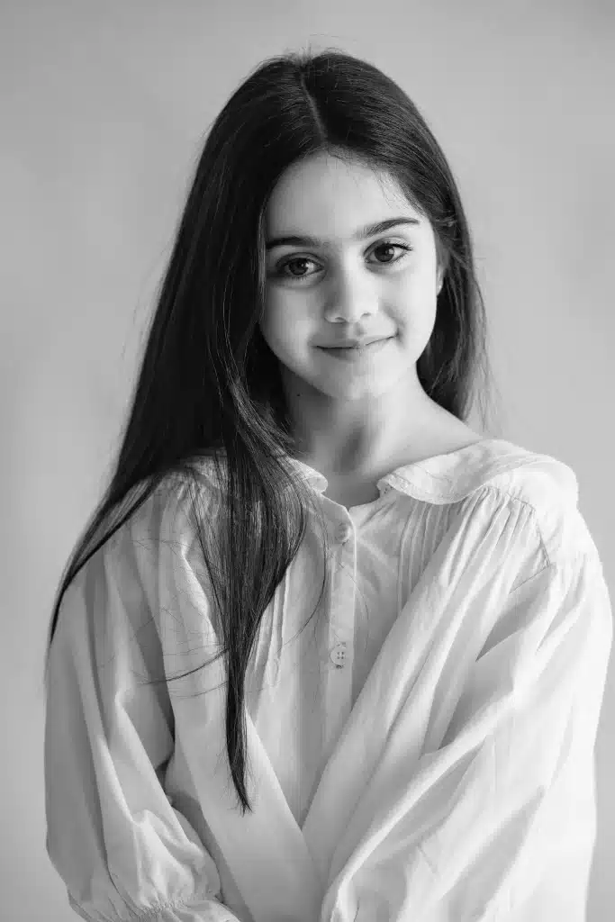 Niña preadolescente en estudio.