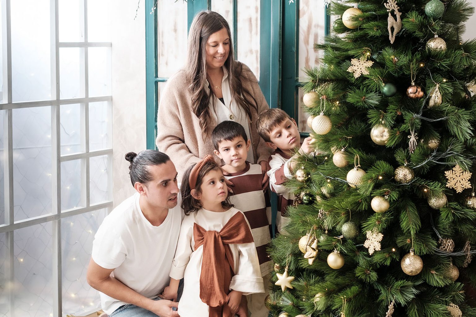 Retrato profesional de familia en estudio fotográfico para Navidad en Arteixo.
