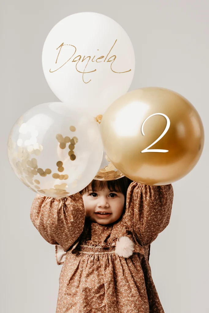 Niña en su segundo cumpleaños en estudio