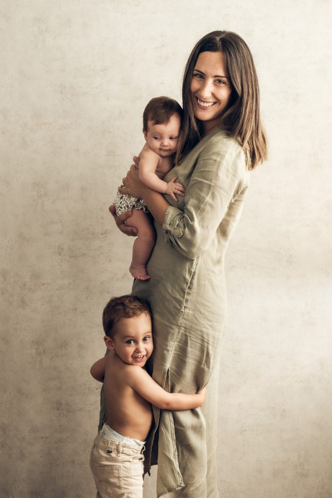 Retrato natural de madre con su hija y su hijo en Estudio M, fotógrafo familiar en Arteixo.