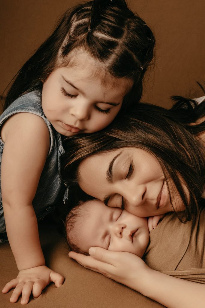 Sesión fotográfica Día de la Madre en Arteixo: madre e hijas posando en estudio con iluminación profesional.
