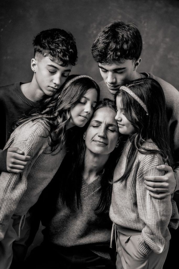 Sesión fotográfica Día de la Madre en Arteixo: madre e hijos posando en estudio.
