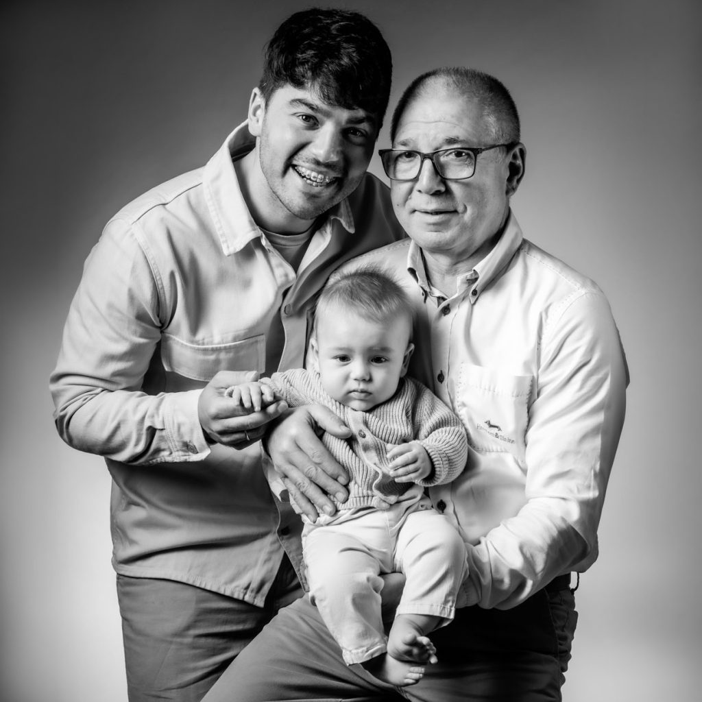 Imagen en blanco y negro de tres generaciones, abuelo , padre y nieto.